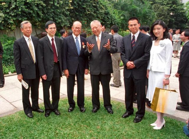 王俪桥原名王富信,她家世普通,父亲是香港的一个小商人.