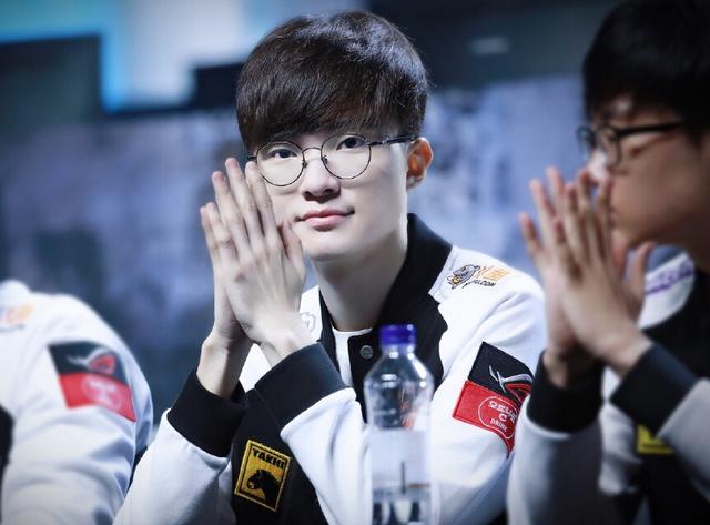 Faker因队友承认菜的像大师而爆笑,只有青铜