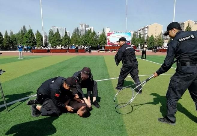 大同巡特警支队2018平安校园行在二职中举行