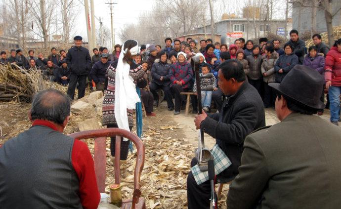 直击农村职业哭丧人, 眼泪也能卖出好价钱, 40分钟挣了830元