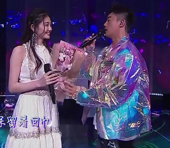 郑凯苗苗唱情歌,苗苗略显尴尬跟不上节奏,郑凯