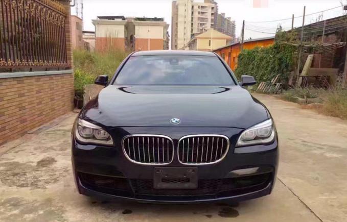 小伙初中被迫辍学, 而今开宝马760回家让众人刮目相看