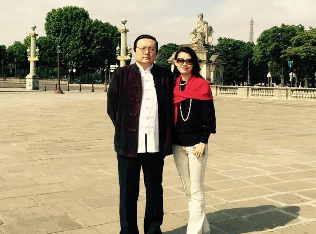 45岁老梁和老婆近照, 曾拍下胸口保证: 绝不生孩子! 这是为何?