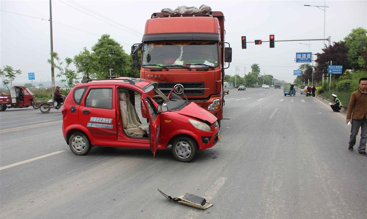 没上牌、无保险、无证驾驶!违规老年代步车