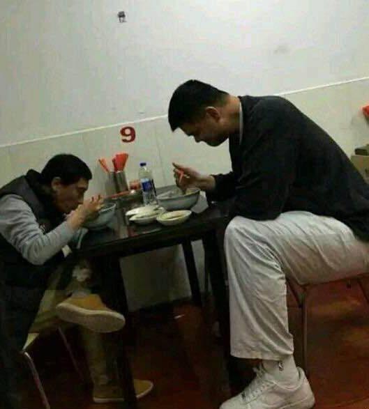 网友偶遇明星:杨洋排队吃饭,林更新骑电车,张天