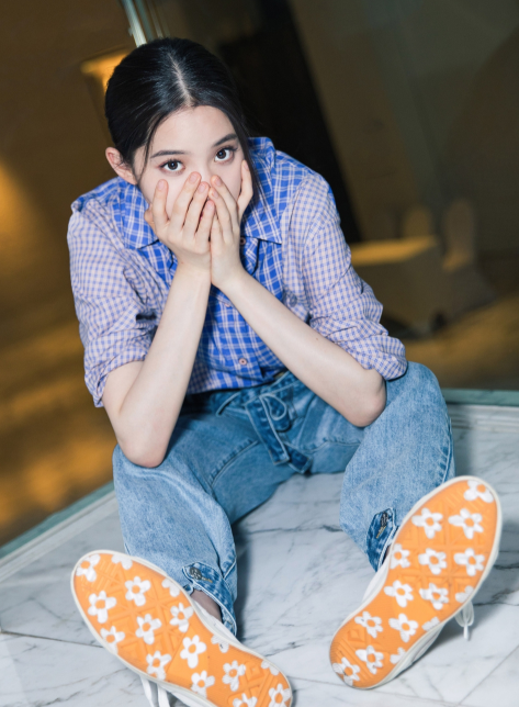 欧阳娜娜夏日写真化身盐系少女,低扎马尾尽显清新灵动