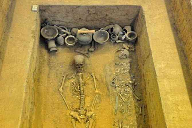 考古发现西周古墓,老年男性墓主人用妙龄女子殉葬,为何还有只狗