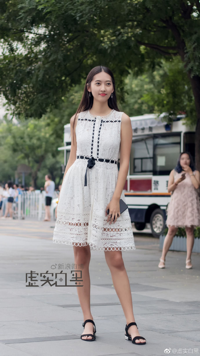 路人街拍:拥有挺拔身材的小姐姐,一件紧身连衣