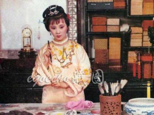 贾惜春是贾敬膝下唯一的女儿,贾珍的胞妹,是嫡出的千金小姐