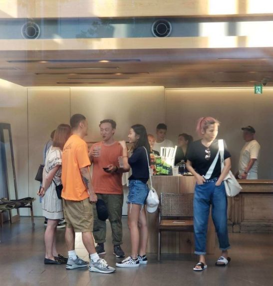 陈奕迅日本出游被网友偶遇,14岁女儿的美腿和包包超抢镜!