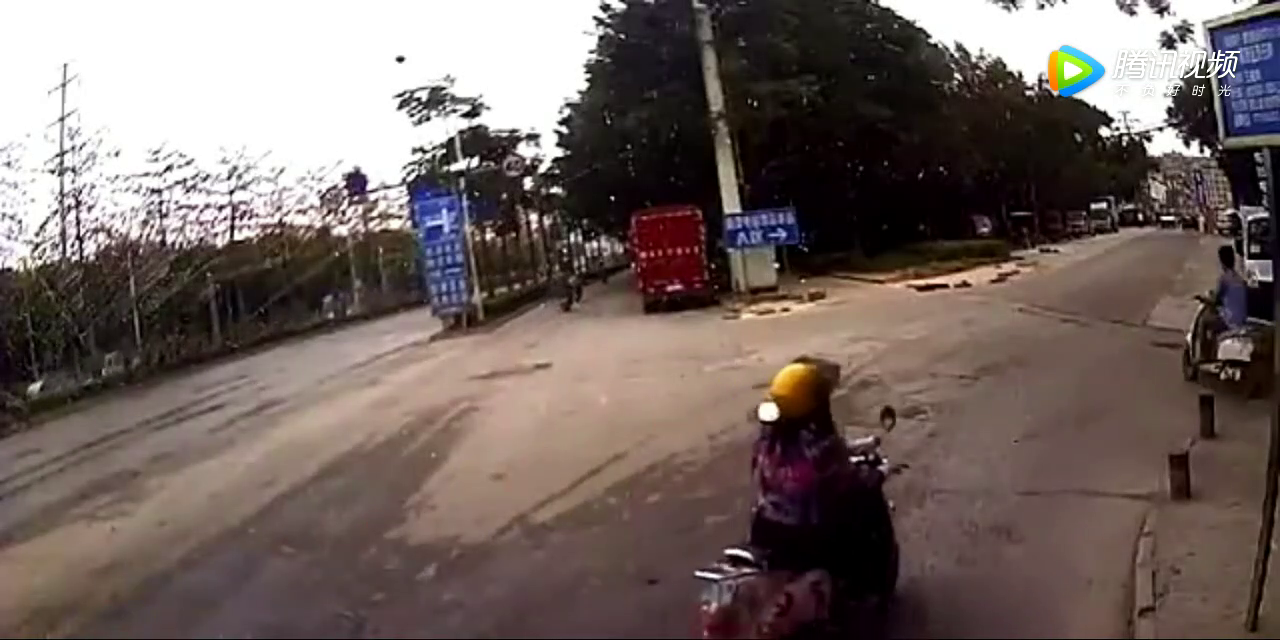 面包车做了一个惊人的决定，直接将摩托车赶下电动车