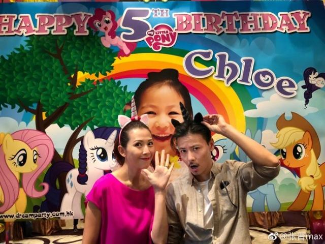 张晋蔡少芬为女儿庆生,张晋与女儿嘴对嘴画面超有爱