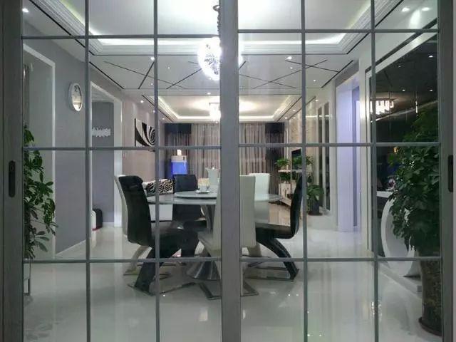 老婆非要把房子装成黑白灰,感觉很压抑,邻居却