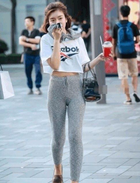 路人街拍: 紧身打底裤如秋裤的小妹妹, 这样出门是心急了吧