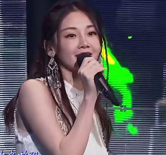 郑凯苗苗唱情歌,苗苗略显尴尬跟不上节奏,郑凯