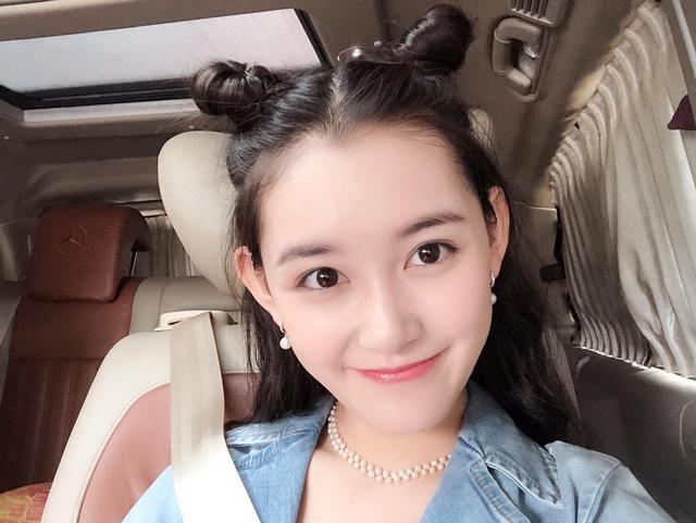蒋依依扎"哪吒头"现身友人的婚礼现场,不怕龙王来降雨吗
