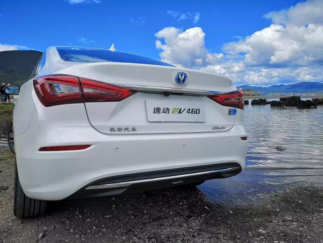 蓝天白云搭配逸动EV460,来一段轻松加愉快的旅行!