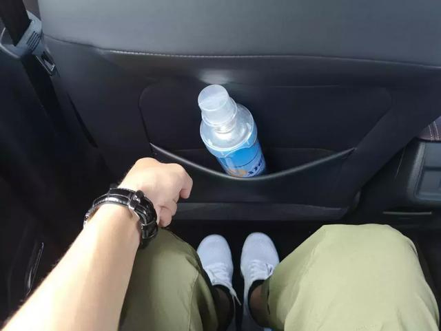 蓝天白云搭配逸动EV460,来一段轻松加愉快的旅行!