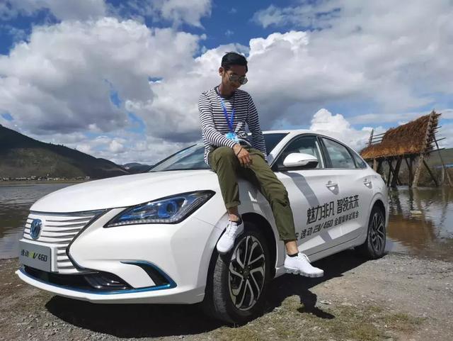 蓝天白云搭配逸动EV460,来一段轻松加愉快的旅行!