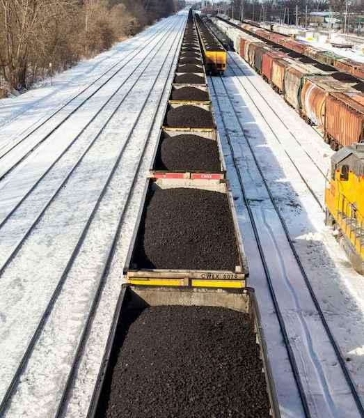 火车运煤时为什么要不停地给煤炭洒水?有什么讲究吗?
