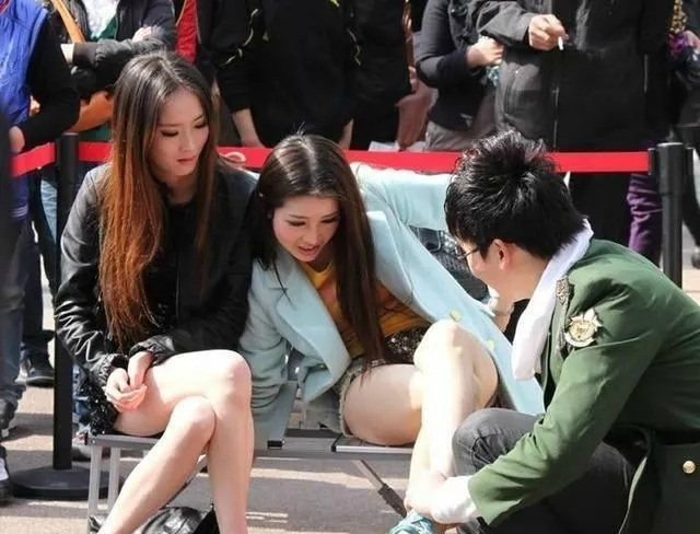 街拍,美女模特当街换衣换鞋,图6你的裤子破