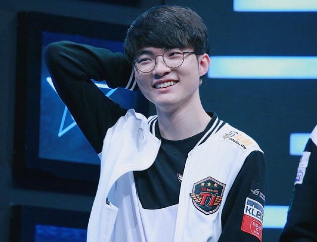 Faker因队友承认菜的像大师而爆笑,只有青铜