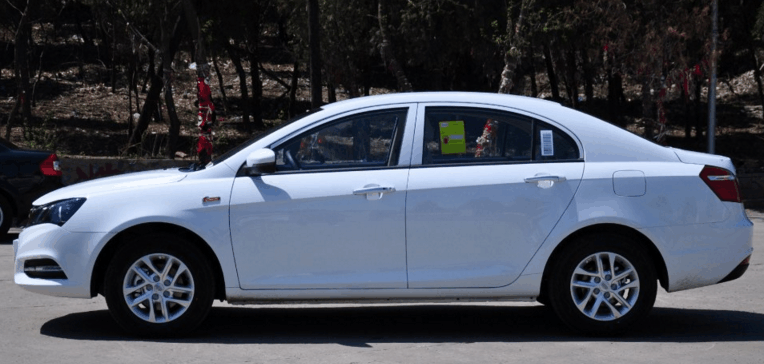 看滚石砸中轿车的新闻, 日后买车就买质量过关的吉利帝豪!