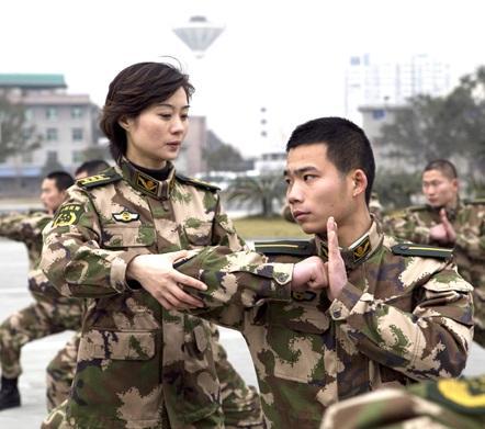 她被誉为中国第一警花, 16岁入伍已是大校军衔, 却嫁给了一名保安