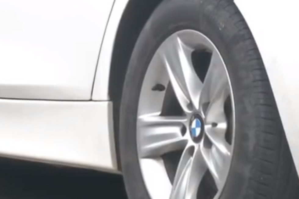 宝马车被贴满女性用品 监控拍下深夜恶作剧女