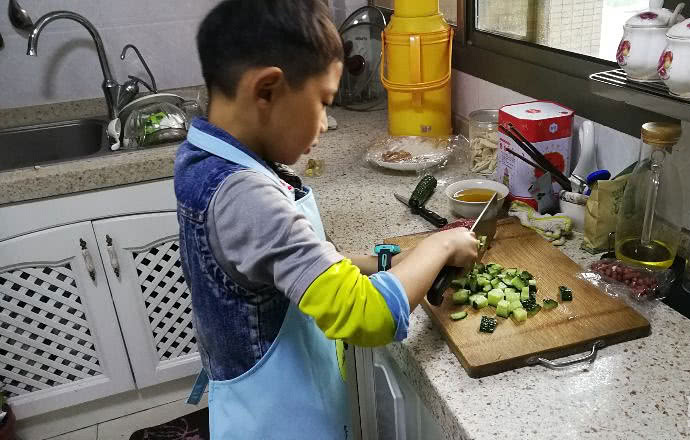 五孩小学生做菜火了,小学生:学校安排!