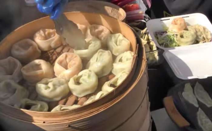 70后夫妻用面粉做的这小吃,月收入1万多,顾客