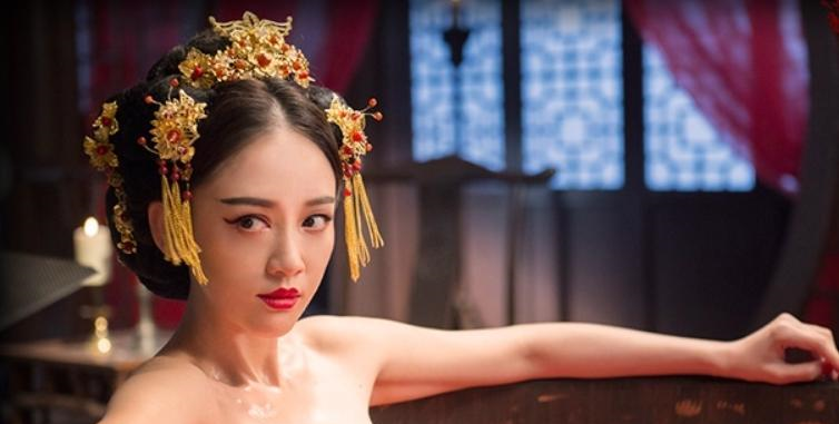 古装美女洗澡,陈乔恩没有水,王艳浑身是疤,杨幂却宛如