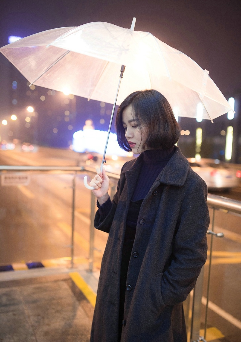 夜晚雨天街头上的漂亮美女美丽动人写真集 @微相册 @微博摄