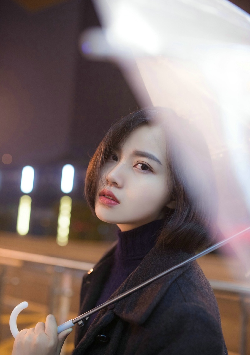 夜晚雨天街头上的漂亮美女美丽动人写真集 @微相册 @微博摄