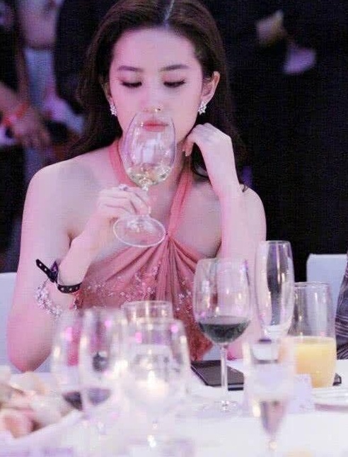 没想到她喝个果汁都能后如此地高贵优雅,就像是举着红酒杯的女王一般