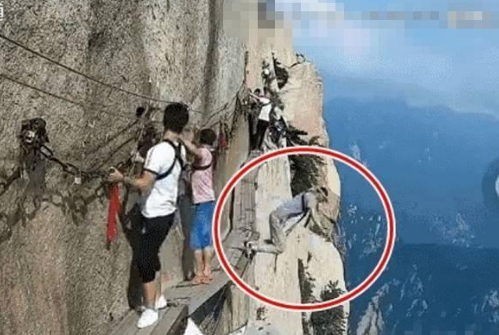 21岁的峨眉山金顶女游客,不顾众人劝纵身跳崖
