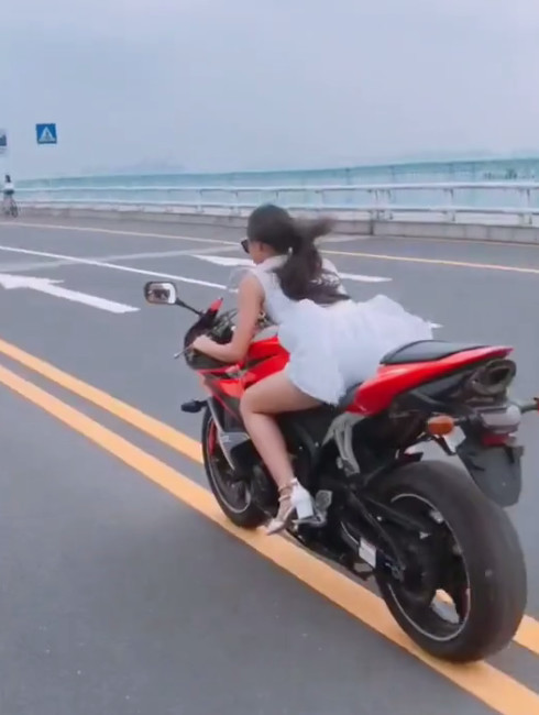 小姐姐穿短裙骑摩托,当看到她腿部时,网友:为了火也是