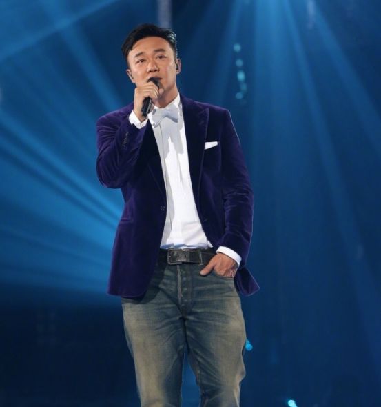 陈奕迅日本出游被网友偶遇,14岁女儿的美腿和包包超抢镜!