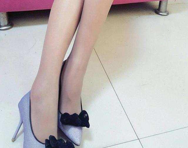 超薄灰丝搭配蓝色高跟鞋,有多少是进来看脚的
