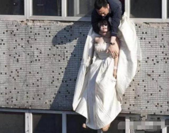 结婚当天新娘要跳楼哥哥一把拉住了她，但是亲戚却说死了最好