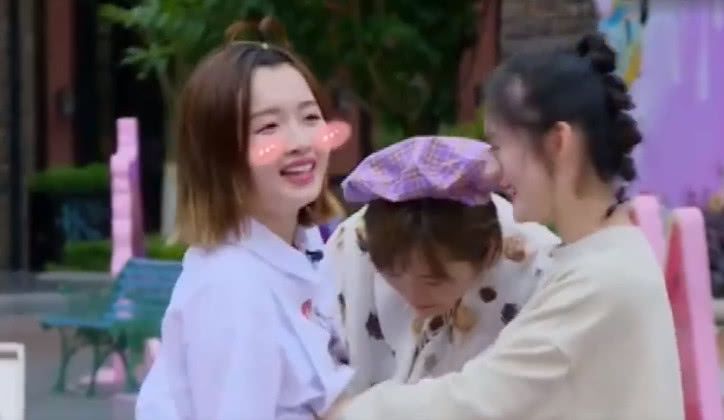 李浩菲裤子滑落,所有男生围上去的那一刻,杨