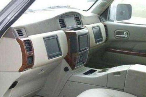 200万的豪车过收费站, 车门打开一瞬间, 收费员惊呆了!