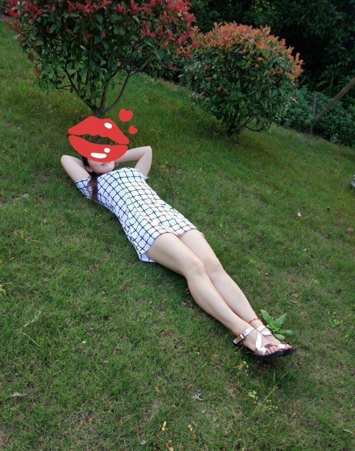 路人街拍 公园草地上短裙长腿的妹纸, 穿这么短