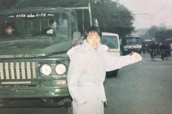 92年的周星驰骑着车在北京游玩 那时候星爷年轻帅气