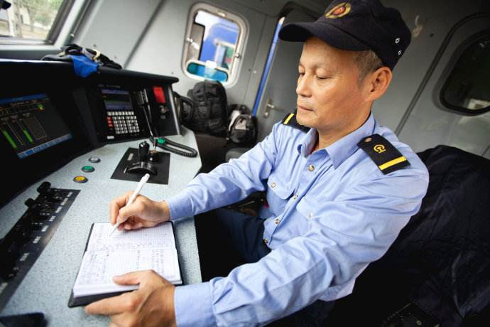 火车司机工资很高吗?透露真实工资,让你不敢相