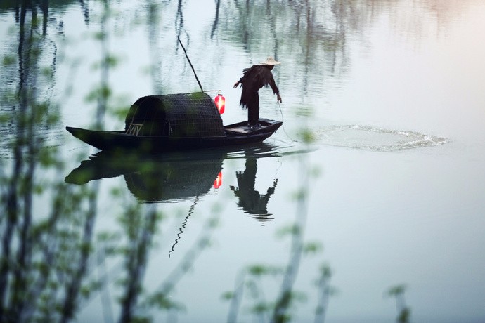 细草微风岸,夕烟荡孤舟