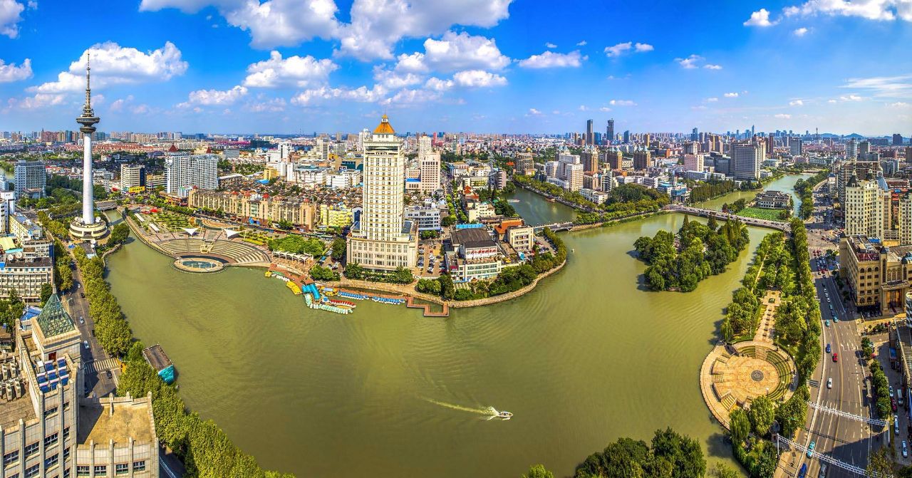 图为扬州,这座城市的平均房价为13180元/平米,在江苏各市中排名第四