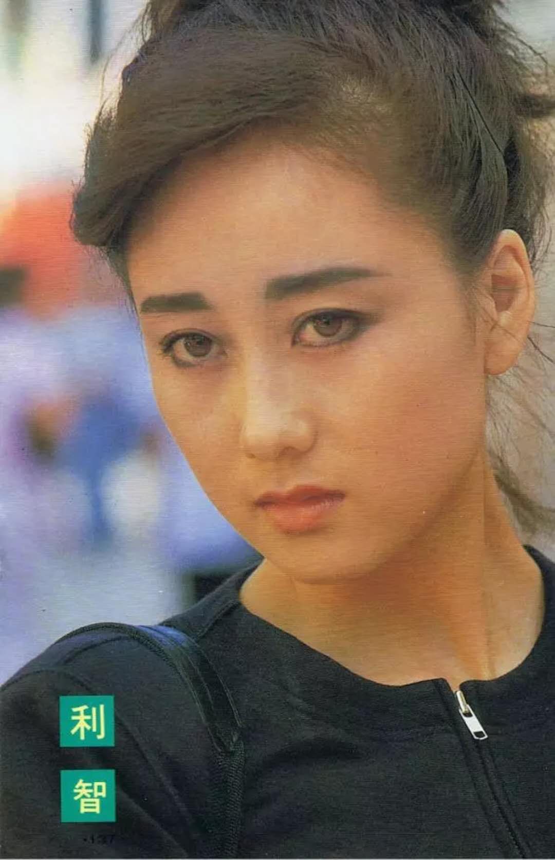利智与李连杰罕见同框，两人携手朝拜古刹，57岁的她气质不减当年