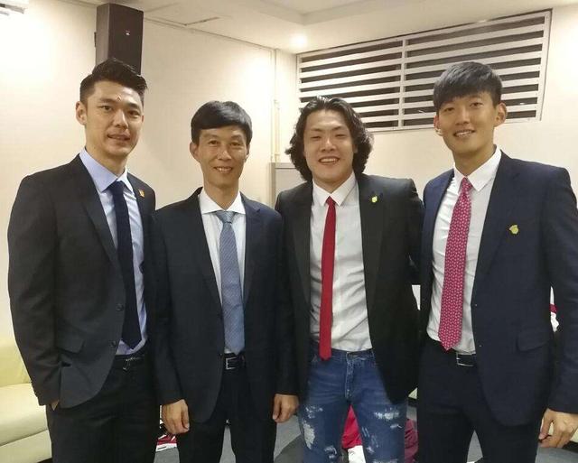 上港门神颜骏凌助球队夺冠,婚姻却亮起红灯,妻