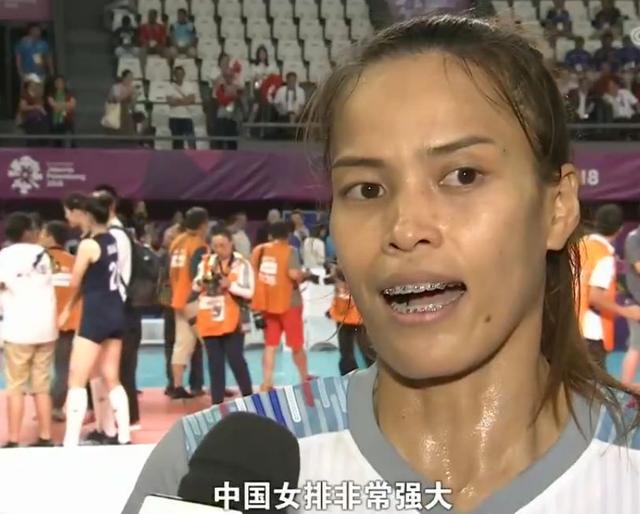 母女情深!女排颁奖后朱婷看郎平过来冲下领奖